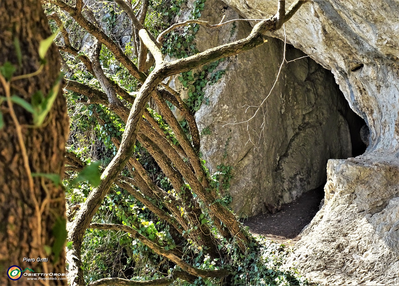 74 La grotta-nascondiglio quella a sx impervia da raggiungere.JPG